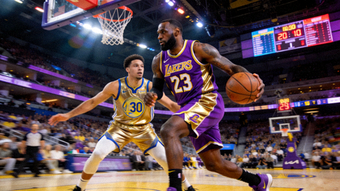 NBA常规赛洛杉矶湖人对阵金州勇士的篮球比赛画面